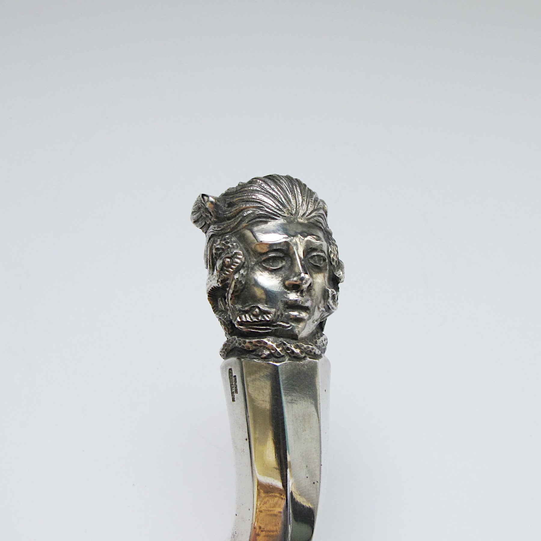 Cuerno de la suerte con cabeza de Medusa, grande